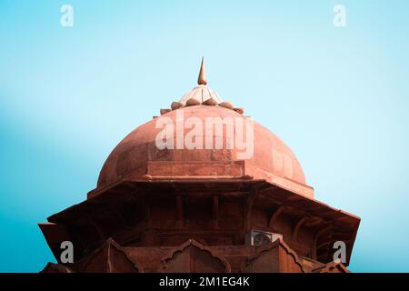 Eine Kuppel ist ein architektonisches Element, das der hohlen oberen Hälfte einer Kugel ähnelt Stockfoto