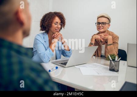 Gruppe von Büromitarbeitern, die über ein neues Projekt sprechen Stockfoto