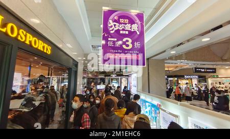 SHANGHAI, CHINA - 12. DEZEMBER 2022 - Menschen geben während des Double 12 Shopping Festivals in einem Kaufhaus in Shanghai, China, aus Stockfoto