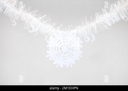 Weihnachtsgirlande auf weißem Hintergrund. Draufsicht der Xmas Dekoration Nahaufnahme mit Text-Raum Stockfoto