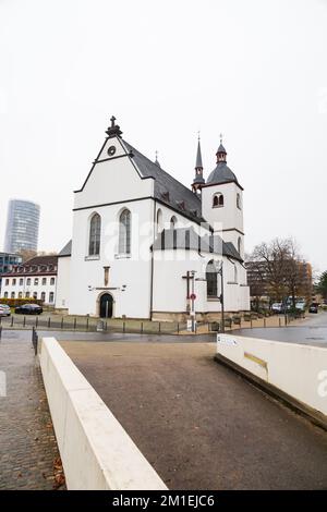 Die weiß bemalte, griechisch-orthodoxe Abteikirche Alt St. Heribert im Deutz-Bezirk Köln. Stockfoto