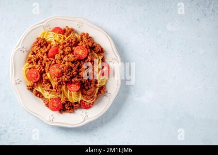 Spaghetti Bolognese Pasta mit Kirschtomaten, Top Shot mit Kopierraum Stockfoto