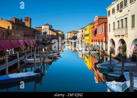 Chioggia Italien, Blick im Sommer auf den Kanal Vena im malerischen Venezianischen Fischereihafen von Chioggia, Veneto, Italien Stockfoto