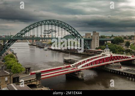 Stürmischer Blick auf die Tyne Bridge und das Sage Centre in Newcastle an einem Sommermorgen Stockfoto