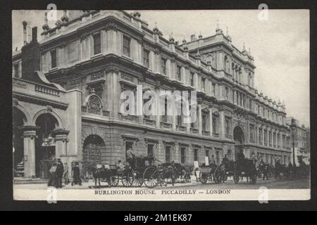 Antique Postcard of Burlington House in Piccaddily London UK mit Pferdekutschen und Passanten. Momentaufnahme des viktorianischen London. Stockfoto