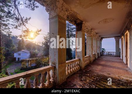 Alte Kolonnaden in einer verlassenen Villa. Stockfoto