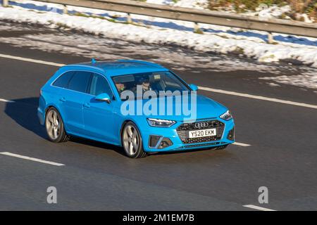 2020 Blue AUDI A4 S LINE 35 TDI S-A 1968cc Diesel; Autos, die an einem kalten Wintermorgen unterwegs sind. Winter niedrige Temperaturen mit Frost im Dezember und kalte Fahrbedingungen auf der Autobahn M61, Großbritannien Stockfoto