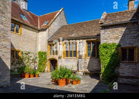 Der zentrale Innenhof in Lytes Cary Manor, nr Somerton, Somerset, England, Großbritannien Stockfoto