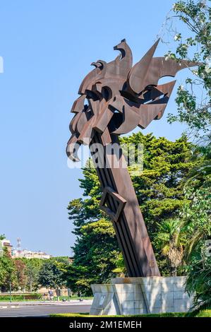 Valencia, Spanien - 16. Juli 2022: Eine rostige Metallskulptur, die eine Stadtstraße schmückt. Stockfoto