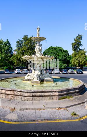 Valencia, Spanien - 16. Juli 2022: Koloniale Skulpturen in einem Brunnen, die einen Kreisverkehr oder einen Kreisverkehr schmücken Stockfoto