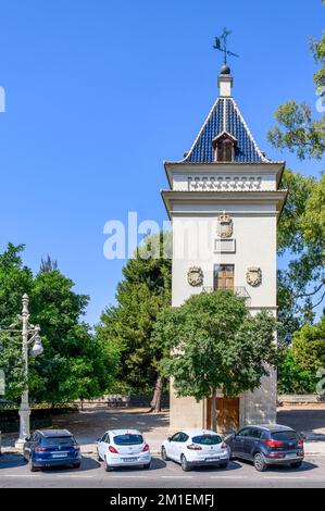 Valencia, Spanien - 16. Juli 2022: Autos parken vor einem religiösen Turm mit blauem Ziegeldach Stockfoto