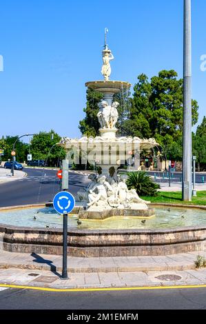 Valencia, Spanien - 16. Juli 2022: Koloniale Skulpturen in einem Brunnen, die einen Kreisverkehr oder einen Kreisverkehr schmücken Stockfoto