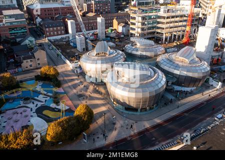 SHEFFIELD, GROSSBRITANNIEN - 7. DEZEMBER 2022. Die Studentenunion der Sheffield Hallam University, bekannt als Hubs, aus der Vogelperspektive Stockfoto