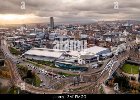 SHEFFIELD, GROSSBRITANNIEN - 6. DEZEMBER 2022. Ein Panoramablick über das Stadtzentrum von Sheffield mit Ponds Forge International Swimmingpool Stockfoto