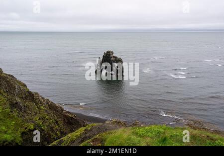 Landschaft des Basaltstapels Hvitserkur in der Nähe des Ufers der Halbinsel Vatnsnes in Island bei stürmischem Wetter Stockfoto