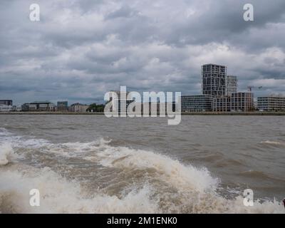 Neue Wohnungen am Fluss Schelde in Antwerpen, Belgien, im Bau Stockfoto