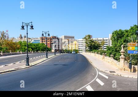 Valencia, Spanien - 16. Juli 2022: Eine Stadtstraße mit alten elektrischen Lampen. Stockfoto