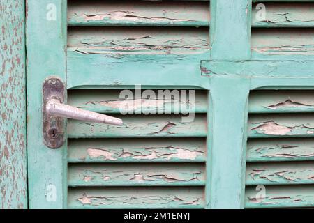 Eine alte türkisfarbene Holztür Stockfoto