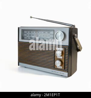 Retro-Radioempfänger aus dem 70s. Isoliert auf weißem Hintergrund. Spuren von Zeit und Abschürfungen am Körper Stockfoto