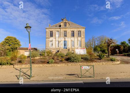 Plassac, Frankreich - 01. November 2022: Großes bürgerliches Haus, das an einem Herbsttag von der Vereinigung „Les Ateliers du Mascaret“ im Stadtzentrum genutzt wird Stockfoto