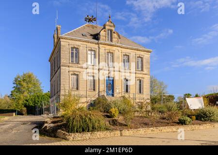 Plassac, Frankreich - 01. November 2022: Großes bürgerliches Haus, das an einem Herbsttag von der Vereinigung „Les Ateliers du Mascaret“ im Stadtzentrum genutzt wird Stockfoto