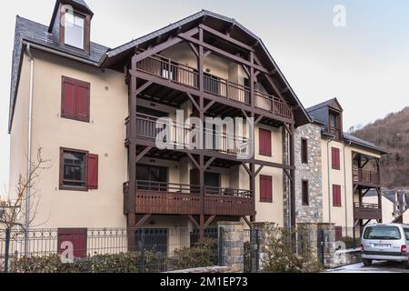 Saint Lary Soulan, Frankreich - 26. Dezember 2020: Traditionelle Architektur von Gebäuden, die typisch für das Stadtzentrum des Skigebiets an einem Wintertag sind Stockfoto