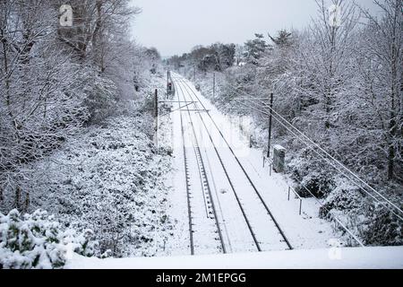 London , Vereinigtes Königreich . Eine schneebedeckte Bahnlinie im Queens Park, West London, Pendler durch London, stehen vor der Herausforderung, am Dezember mit der Arbeit zu beginnen Stockfoto