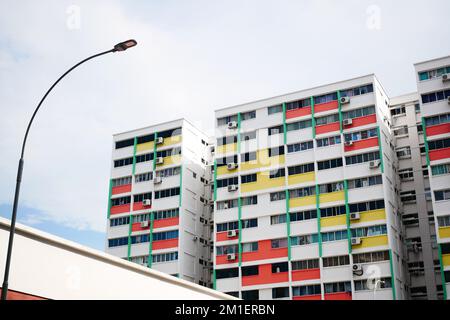 Blick auf die Wohngebäude von signapore in einem niedrigen Winkel vor blauem Himmel Stockfoto