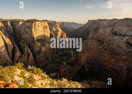 Blick auf Angels Landing vom Aussichtspunkt im Zion-Nationalpark Stockfoto