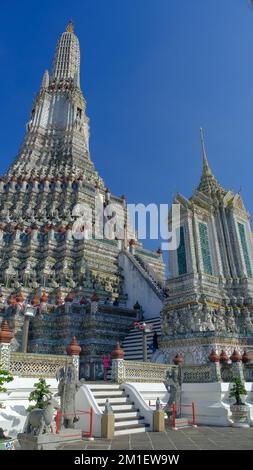 Tempel der Morgenröte oder Wat Arun Ratchawararam ist ein buddhistischer Tempel und eines der bekanntesten Wahrzeichen von Bangkok und Thailand Stockfoto