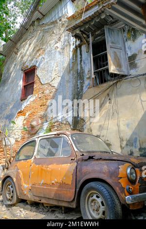 Ein alter Fiat in Talad Noi (oder Little Market), eine alte chinesische Gemeinde in Bangkok Stockfoto