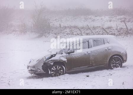 Brighton, Großbritannien. 12.. Dezember 2022. Ein Fahrzeug, das Schaden erlitten hat, wurde bei Ditchling Beacon in Brighton, Sussex, zurückgelassen. Kredit: Steven Paston/Alamy Live News Kredit: steven paston/Alamy Live News Stockfoto