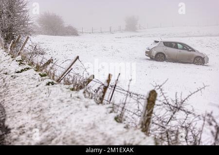 Brighton, Großbritannien. 12.. Dezember 2022. Ein Fahrzeug, das Schaden erlitten hat, wurde bei Ditchling Beacon in Brighton, Sussex, zurückgelassen. Kredit: Steven Paston/Alamy Live News Kredit: steven paston/Alamy Live News Stockfoto