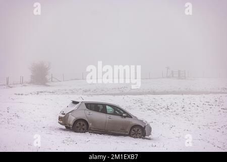 Brighton, Großbritannien. 12.. Dezember 2022. Ein Fahrzeug, das Schaden erlitten hat, wurde bei Ditchling Beacon in Brighton, Sussex, zurückgelassen. Kredit: Steven Paston/Alamy Live News Kredit: steven paston/Alamy Live News Stockfoto