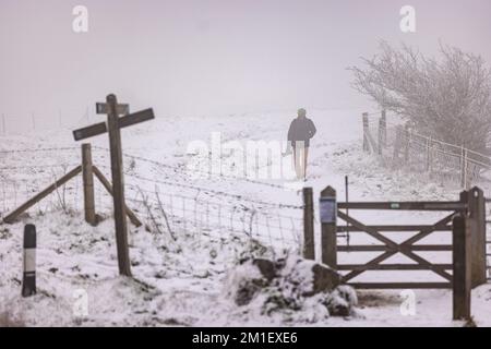 Brighton, Großbritannien. 12.. Dezember 2022. Ein Fotograf, der im Schnee im Ditchling Beacon in Brighton, Sussex, spaziert. Kredit: Steven Paston/Alamy Live News Kredit: steven paston/Alamy Live News Stockfoto
