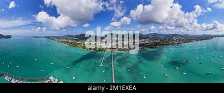 Panorama Chalong Pier mit Segelbooten und anderen Booten am Meer, schönes Bild für Reise- und Tour-Website-Design, erstaunliche phuket Insel Blick von dro Stockfoto