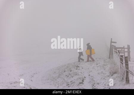 Brighton, Großbritannien. 12.. Dezember 2022. Leute, die Schnee im Ditchling Beacon in Brighton, Sussex, genießen. Kredit: Steven Paston/Alamy Live News Kredit: steven paston/Alamy Live News Stockfoto
