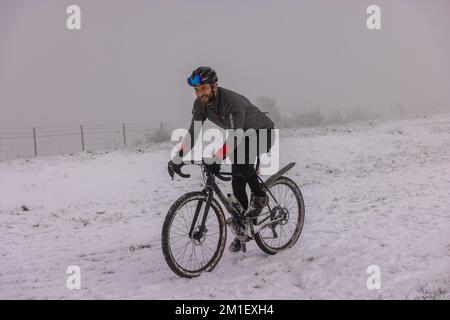 Brighton, Großbritannien. 12.. Dezember 2022. Eine Person, die im Ditchling Beacon in Brighton, Sussex, radelt. Kredit: Steven Paston/Alamy Live News Kredit: steven paston/Alamy Live News Stockfoto
