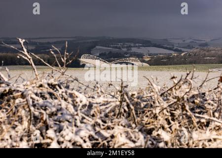 Brighton, Großbritannien. 12.. Dezember 2022. Der Blick auf das Brighton und Hove Albion FC American Express Community Stadium während des jüngsten Schneefalls in South Downs in Falmer, Sussex. Kredit: Steven Paston/Alamy Live News Kredit: steven paston/Alamy Live News Stockfoto
