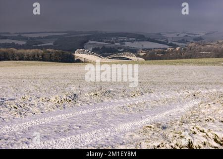 Brighton, Großbritannien. 12.. Dezember 2022. Der Blick auf das Brighton und Hove Albion FC American Express Community Stadium während des jüngsten Schneefalls in South Downs in Falmer, Sussex. Kredit: Steven Paston/Alamy Live News Kredit: steven paston/Alamy Live News Stockfoto