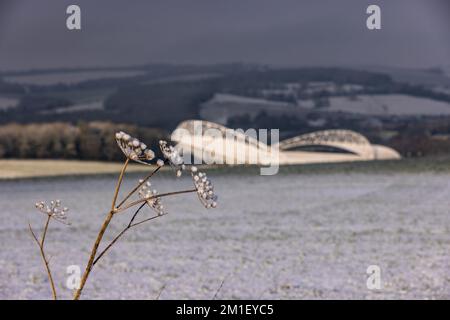 Brighton, Großbritannien. 12.. Dezember 2022. Der Blick auf das Brighton und Hove Albion FC American Express Community Stadium während des jüngsten Schneefalls in South Downs in Falmer, Sussex. Kredit: Steven Paston/Alamy Live News Kredit: steven paston/Alamy Live News Stockfoto