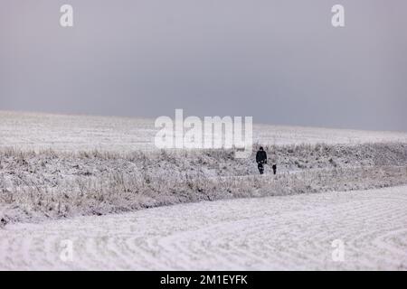 Brighton, Großbritannien. 12.. Dezember 2022. Leute, die während des Schnees in Brighton, Sussex, über einen Spaziergang in den South Downs in Falmer reden. Kredit: Steven Paston/Alamy Live News Kredit: steven paston/Alamy Live News Stockfoto
