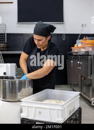 Frau Baker In Mischmaschine Stockfoto