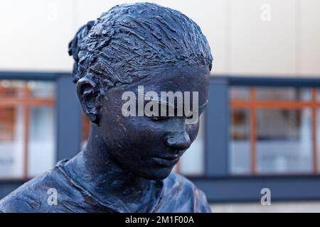 Umea, Norrland Schweden - 11. November 2022: Eine Statue, die ein junges Mädchen darstellt, das die Augen schließt Stockfoto