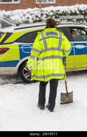 Brentwood, Großbritannien. 12.. Dezember 2022. Brentwood Essex, 12.. Dezember 2022 WETTERBILDER aus Großbritannien Essex Polizeiauto steckt im Schnee in Brentwood Essex UK Kredit: Ian Davidson/Alamy Live News Stockfoto