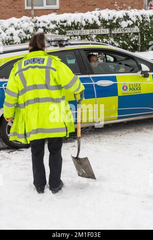 Brentwood, Großbritannien. 12.. Dezember 2022. Brentwood Essex, 12.. Dezember 2022 WETTERBILDER aus Großbritannien Essex Polizeiauto steckt im Schnee in Brentwood Essex UK Kredit: Ian Davidson/Alamy Live News Stockfoto