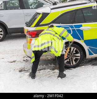 Brentwood, Großbritannien. 12.. Dezember 2022. Brentwood Essex, 12.. Dezember 2022 WETTERBILDER aus Großbritannien Essex Polizeiauto steckt im Schnee in Brentwood Essex UK Kredit: Ian Davidson/Alamy Live News Stockfoto