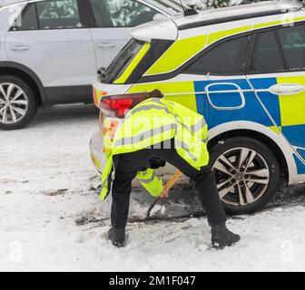 Brentwood, Großbritannien. 12.. Dezember 2022. Brentwood Essex, 12.. Dezember 2022 WETTERBILDER aus Großbritannien Essex Polizeiauto steckt im Schnee in Brentwood Essex UK Kredit: Ian Davidson/Alamy Live News Stockfoto