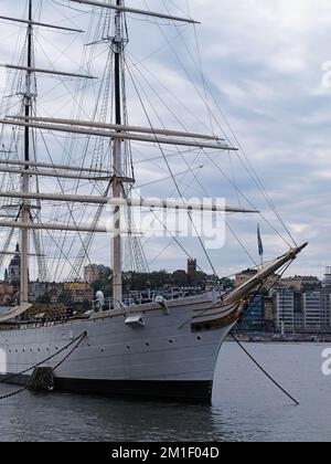 Stockholm, Schweden - 12. Juli 2018: Großes Segelschiff mit mehreren Masten im Hafen Stockfoto