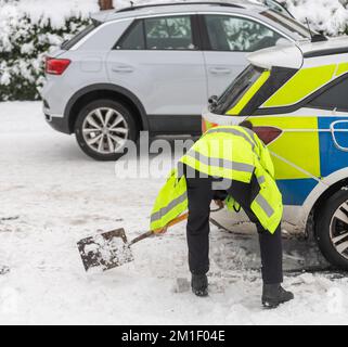 Brentwood, Großbritannien. 12.. Dezember 2022. Brentwood Essex, 12.. Dezember 2022 WETTERBILDER aus Großbritannien Essex Polizeiauto steckt im Schnee in Brentwood Essex UK Kredit: Ian Davidson/Alamy Live News Stockfoto